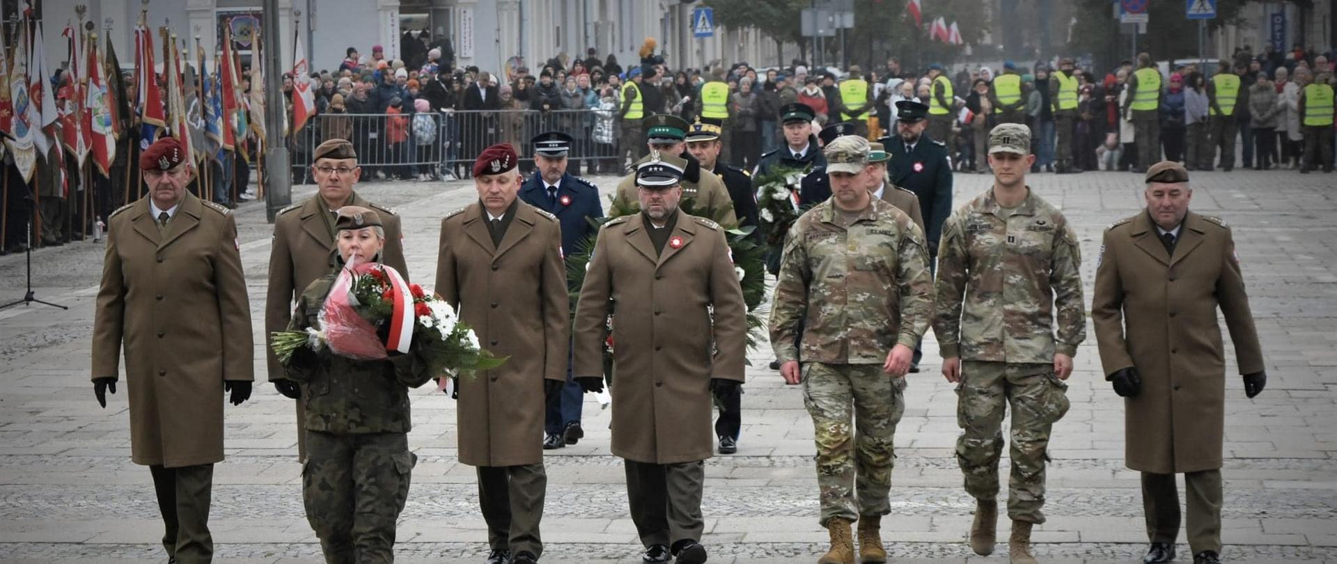 Złożenie wieńców 11 listopada przez formacje mundurowe