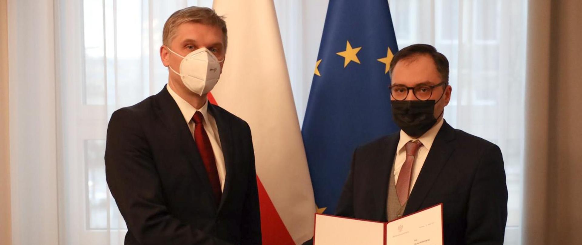 Minister of Economic Development and Technology Piotr Nowak and Minister Michał Wiśniewski wearing masks.