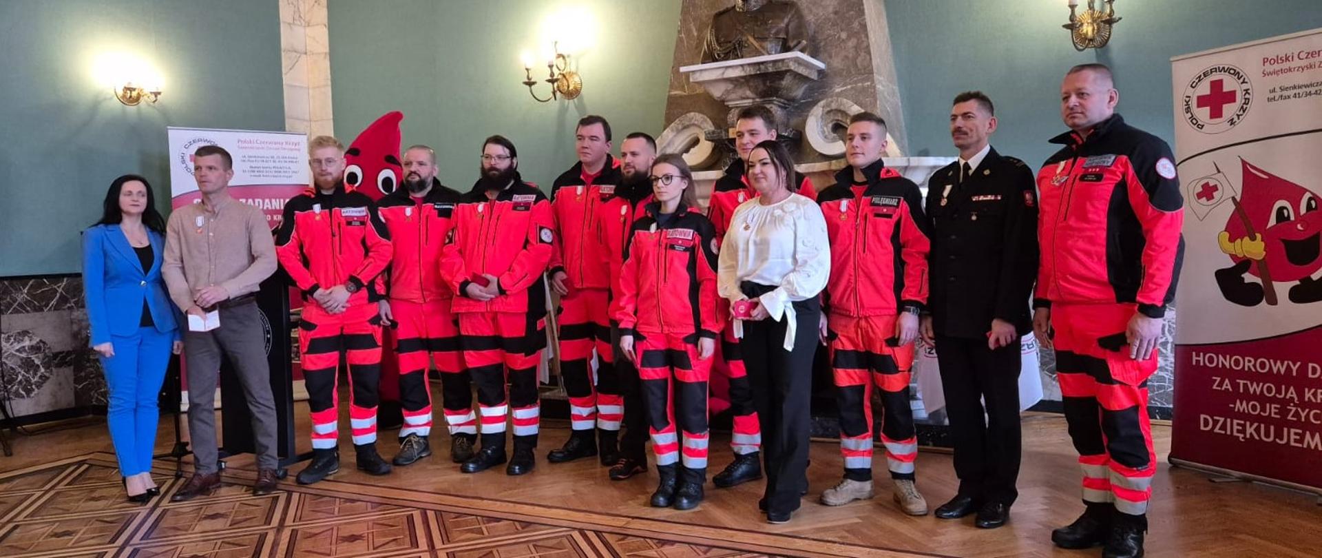  Zdjęcie przedstawia odznaczonych medalami i odznakami zasłużonych honorowych dawców krwi