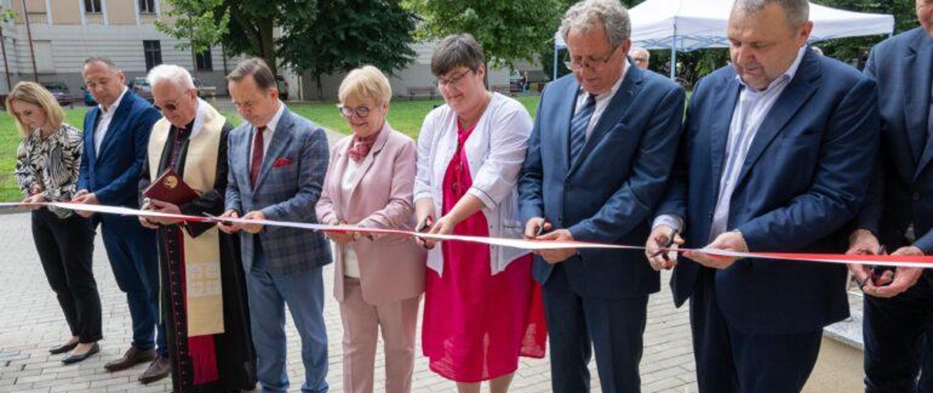 Osoby przecinające wstęgę podczas otwarcia Jarosławskiego Centrum Zdrowia Psychicznego