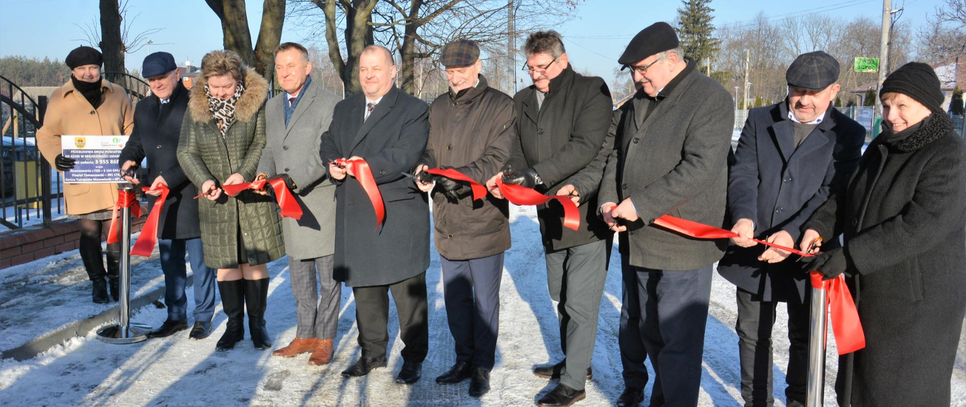 Oficjalne przecięcie wstęgi symbolizujące otwarcie przebudowanej drogi w Smardzewicach 