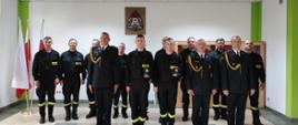 Zdjęcie przedstawia nowo przyjętych do służby strażaków oraz funkcjonariuszy Komendy.