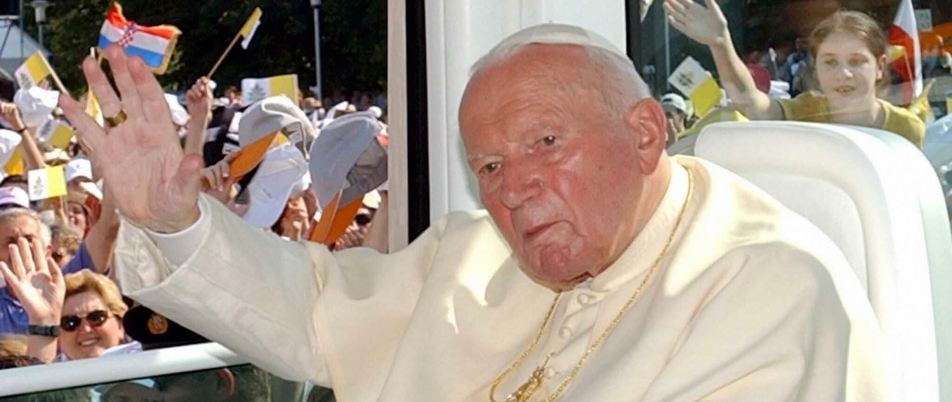 PHOTO: EAST NEWS/AFP
Pope John Paul II waves to faithful and pilgrims as he arrives in his popemobile for a mass celebration in Rijeka, Croatia, 08 June 2003. The Pope, on his 100th overseas trip, will tour Croatia until June 09.