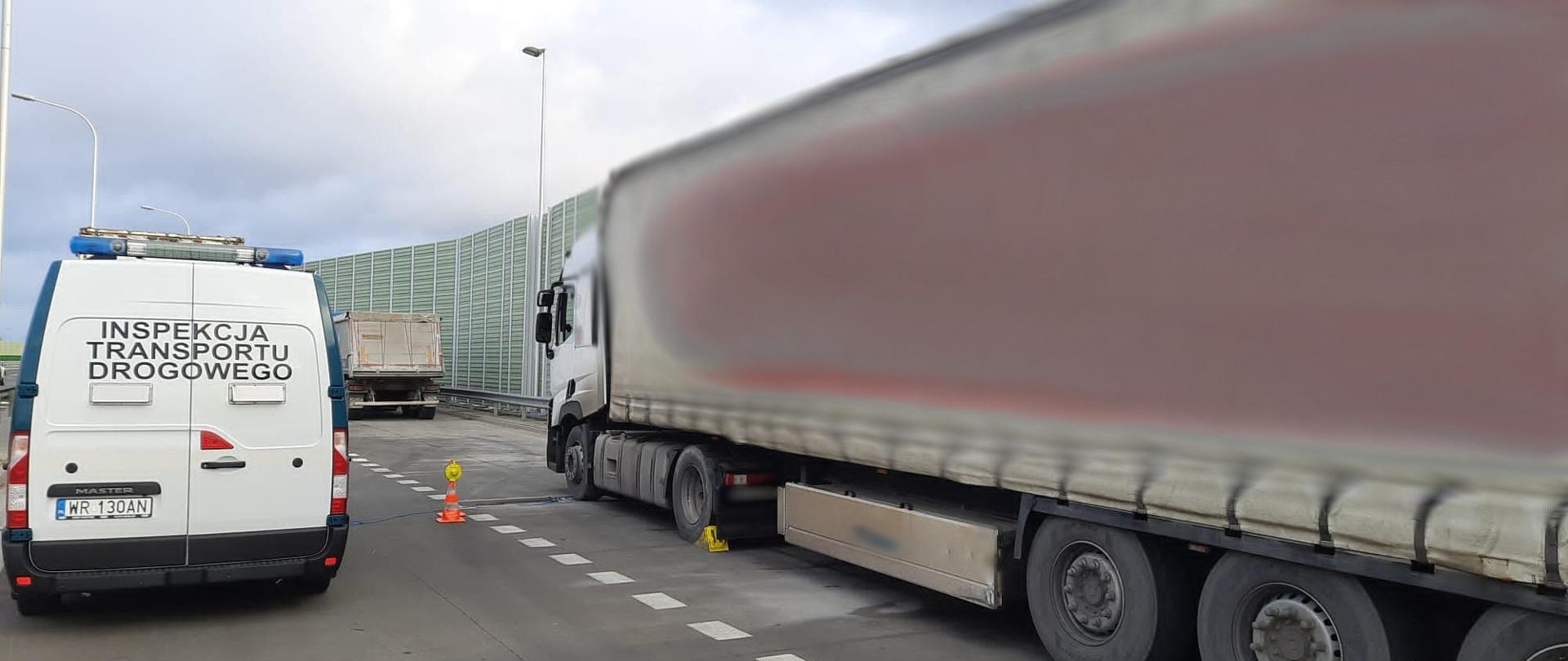 Kontrole wagowe ciężarówek zatrzymanych przez patrol mazowieckiej Inspekcji Transportu Drogowego na ekspresowej „siódemce” koło Szydłowca.