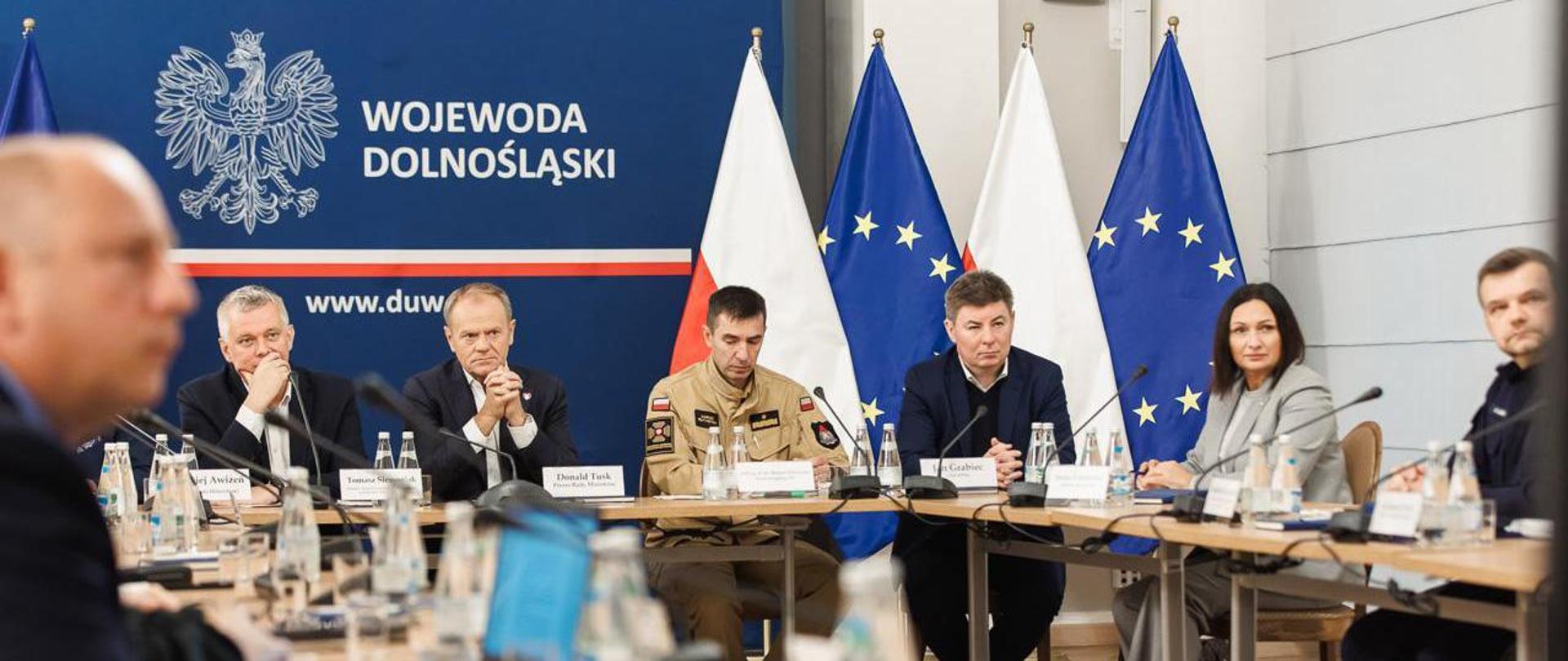 Na zdjęciu widać m.in. premiera Donalda Tuska i ministra Tomasza Siemoniaka w trakcie odprawy.