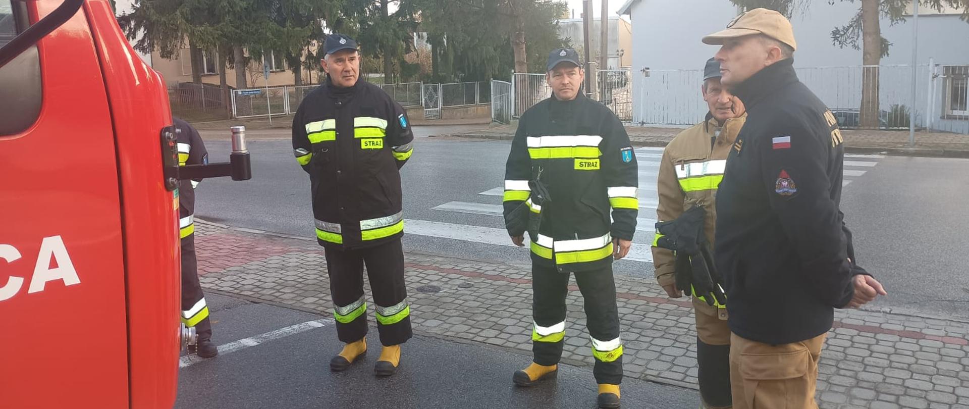 Zastępca Świętokrzyskiego Komendanta Wojewódzkiego Państwowej Straży Pożarnej wizytował jednostki OSP z terenu powiatu buskiego