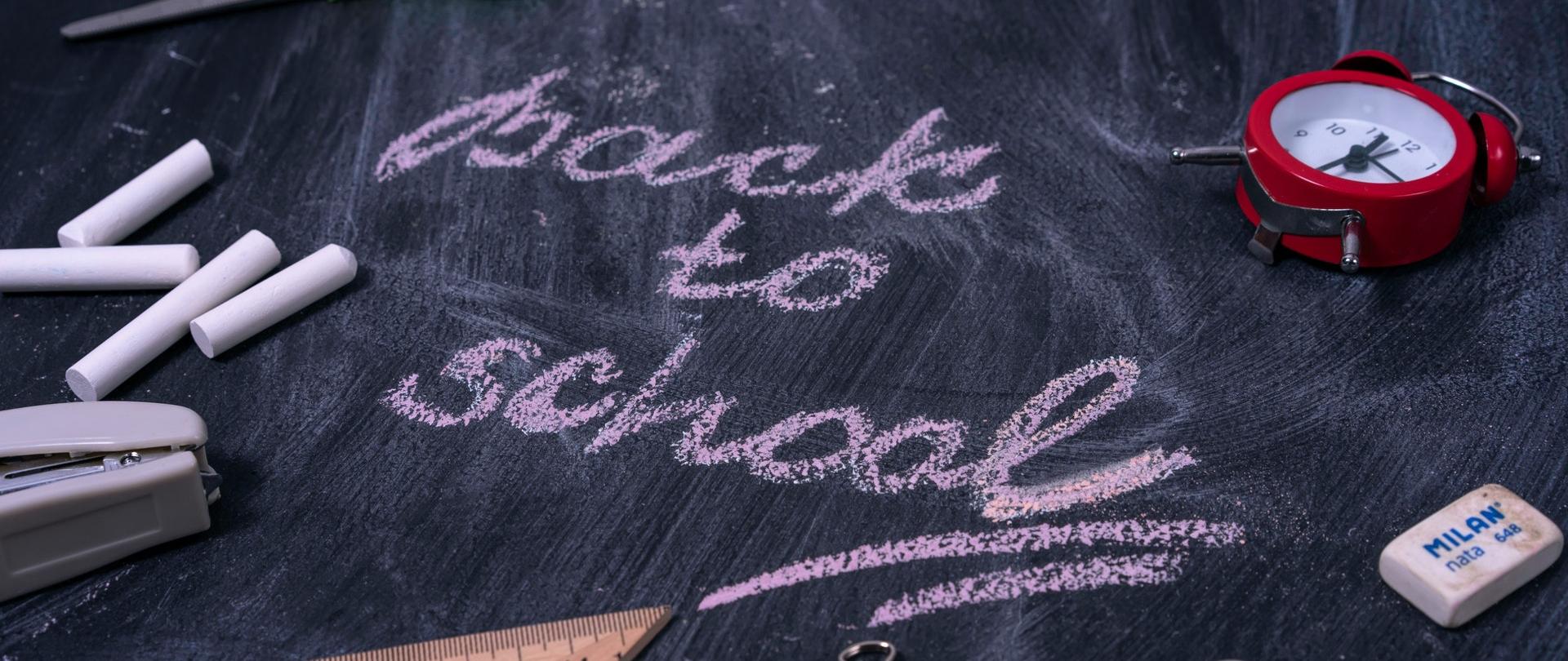 Zdjęcie przedstawia tablicę szkolną z napisem "back to school"