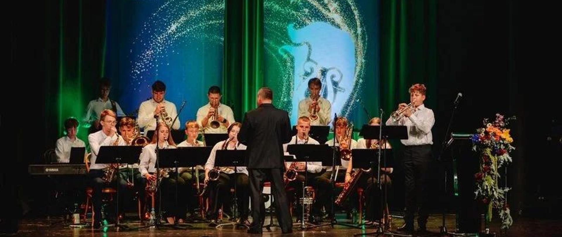 Na zdjęciu big band ZPSM w Żorach na tle slajdu przedstawiającego wręczenie Nagród Kulturalnych Prezydenta Miasta Żory.