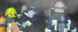 1. Szkolenie doskonalące z gaszenia pożarów wewnętrznych – druhowie podczas zajęć teoretyczne na sali szkoleniowej.