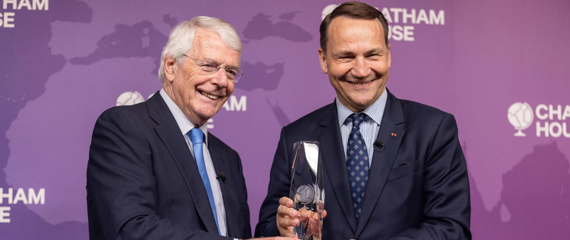 Minister MSZ Radosław Sikorski podczas ceremonii wręczenia nagrody „Człowieka Roku” dla Premiera Donalda Tuska przyznanej przez Królewski Instytut Spraw Międzynarodowych Chatham House.
