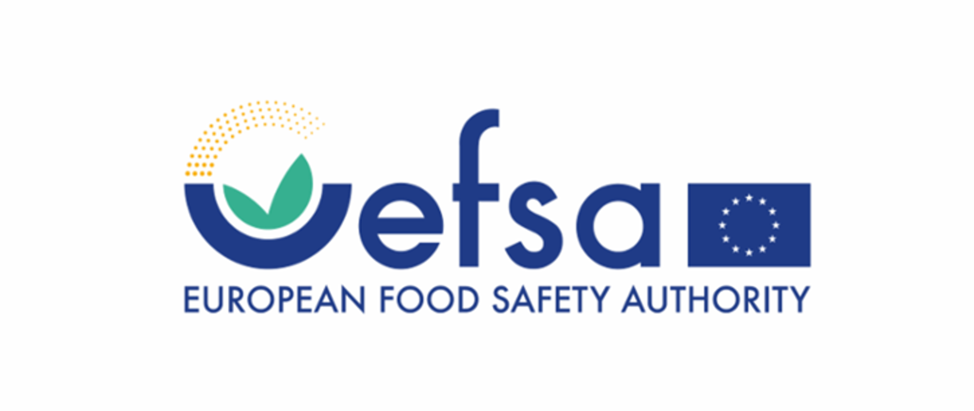 Obraz przedstawia logo EFSA European Food Safety Authority tj. Europejskiego Urzędu ds. Bezpieczeństwa Żywności – nazwa urzędu napisana jest granatową czcionką na białym tle, a w prawej części znajduje się flaga Unii Europejskiej, tj. okrąg z 12 gwiazdek na granatowym tle