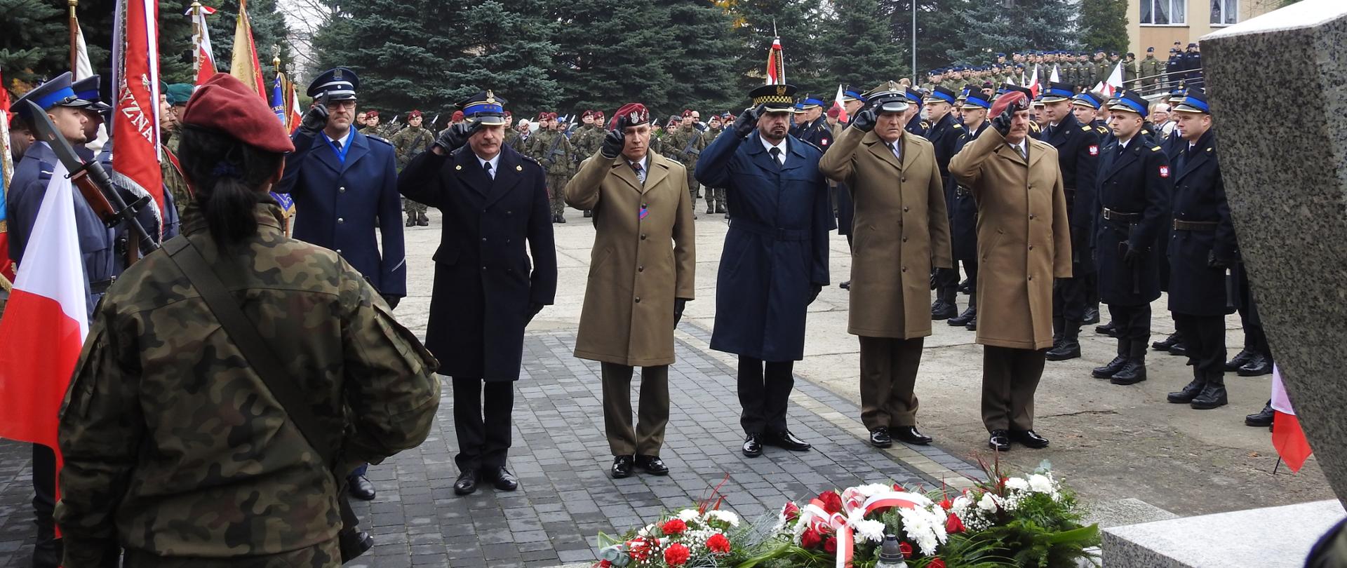 Na zdjęciu są przedstawiciele służb mundurowych składający wiązanek przed Grobem Nieznanego Żołnierza.