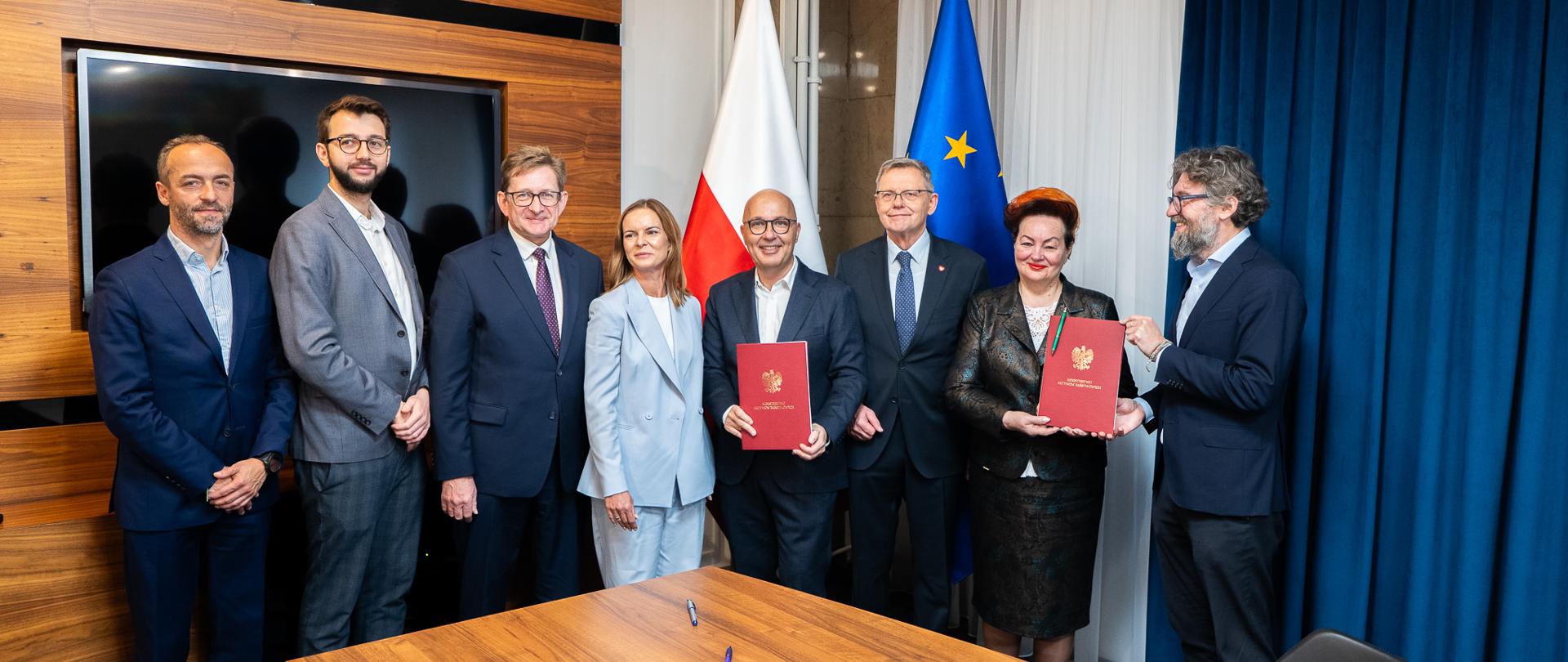 Wiceminister Robert Kropiwnicki oraz przedstawiciele PAK Górnictwo Sp. z o.o., , należącej do Grupy Kapitałowej ZE PAK SA. Family foto, w tle flagi polska i unijna. 