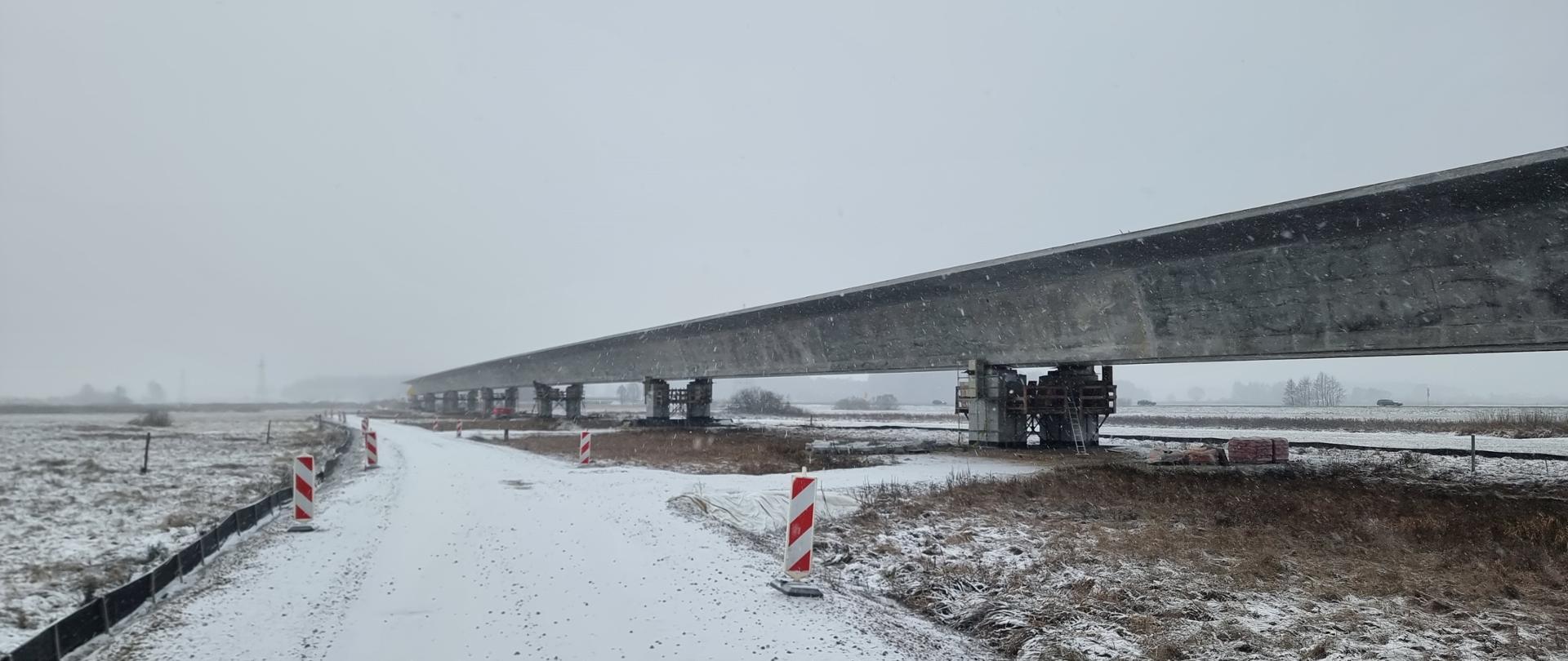 Budowa estakady nad doliną Biebrzy widziana z poziomu ziemi. 