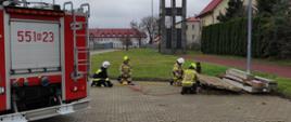 Zdjęcie przedstawia druhów OSP w trakcie zaliczenia egzaminu praktycznego szkolenia podstawowego strażaków ratowników OSP na stanowisku ratownictwa technicznego