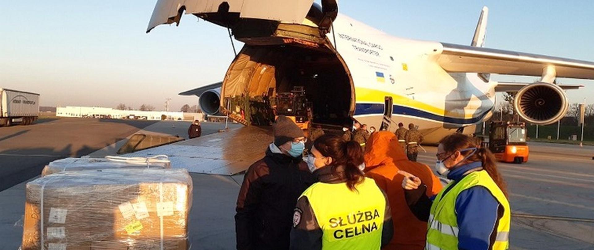 Samolot transportowy Antonov An-124 Rusłan, funkcjonariusze KAS, część wyładowanego ładunku.