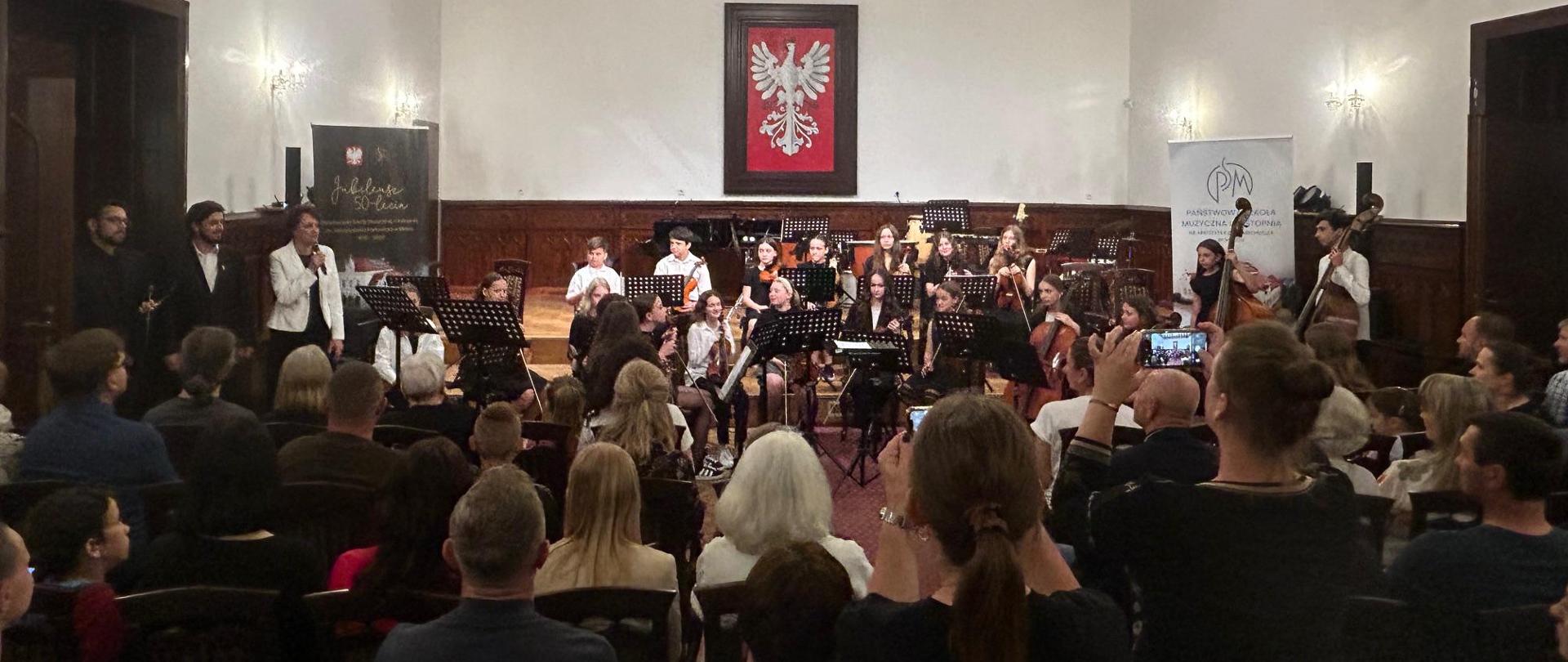 publiczność oraz orkiestra smyczkowa PSM I stopnia podczas koncertu szkolnych orkiestr w sali królewskiej PSM Mielec