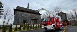 Ćwiczenia strażaków na obiekcie Kościoła w miejscowości Topola