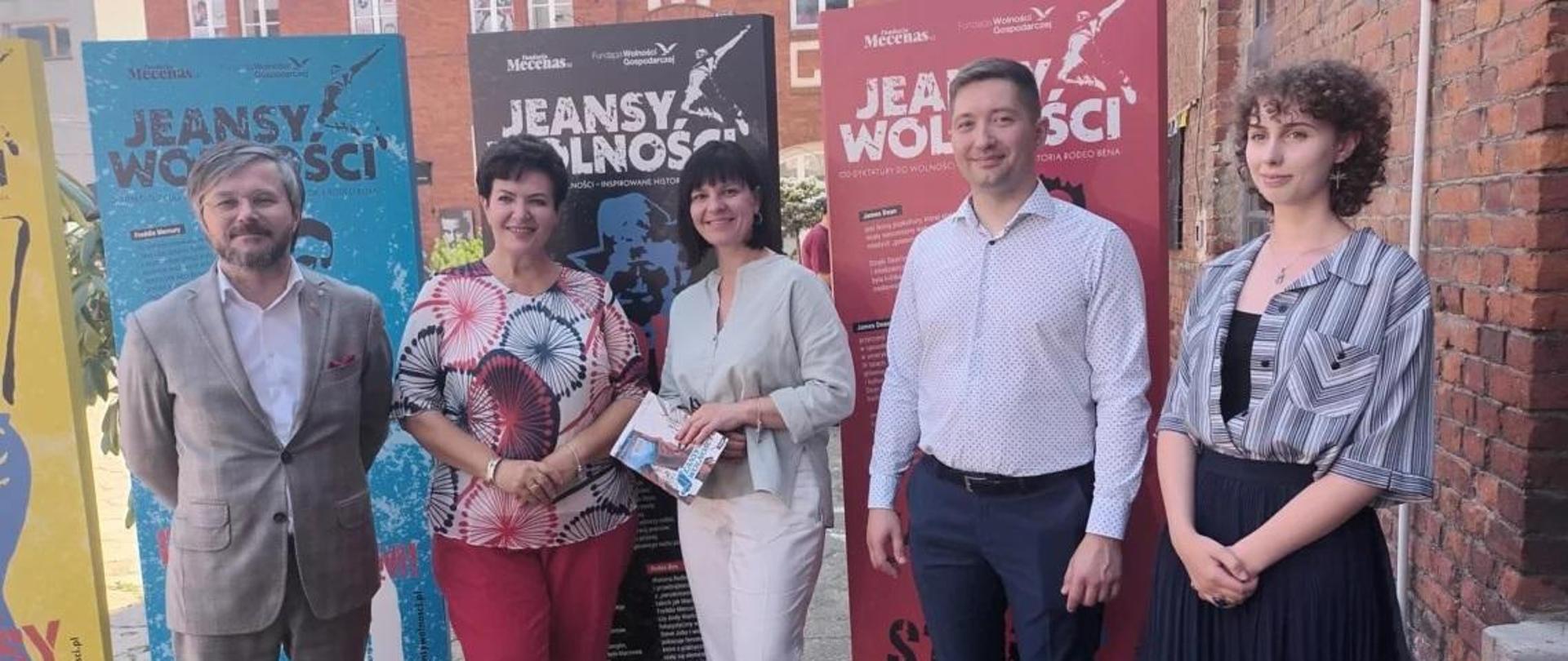 Na zdjęciu organizatorzy projektu "Jeansy Wolności" oraz p. Dyrektor Łódzkiego Plastyka - Dorota Kłodzińska (druga od lewej strony)