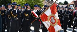 Zdjęcie przedstawia kompanie honorową z pocztem sztandarowym z Komendy Powiatowej Państwowej Straży Pożarnej w Leżajsku na Placu Mariackim w Leżajsku.