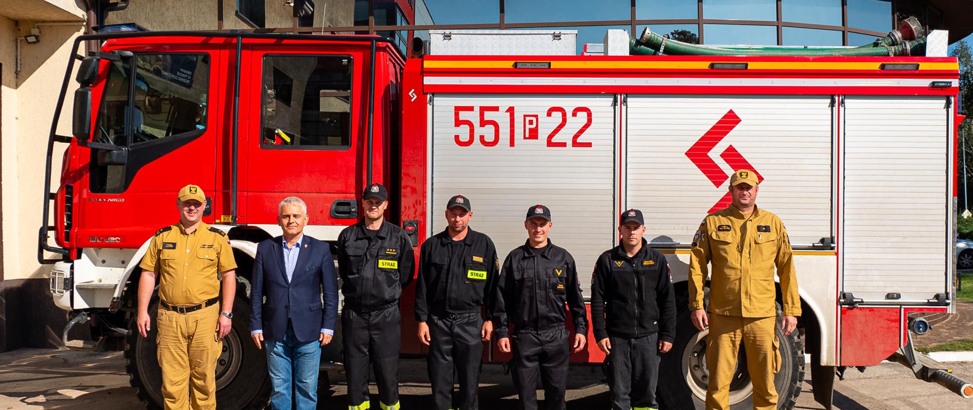 Na zdjęciu widać strażaków, którzy powrócili z działań przeciwpowodziowych. 