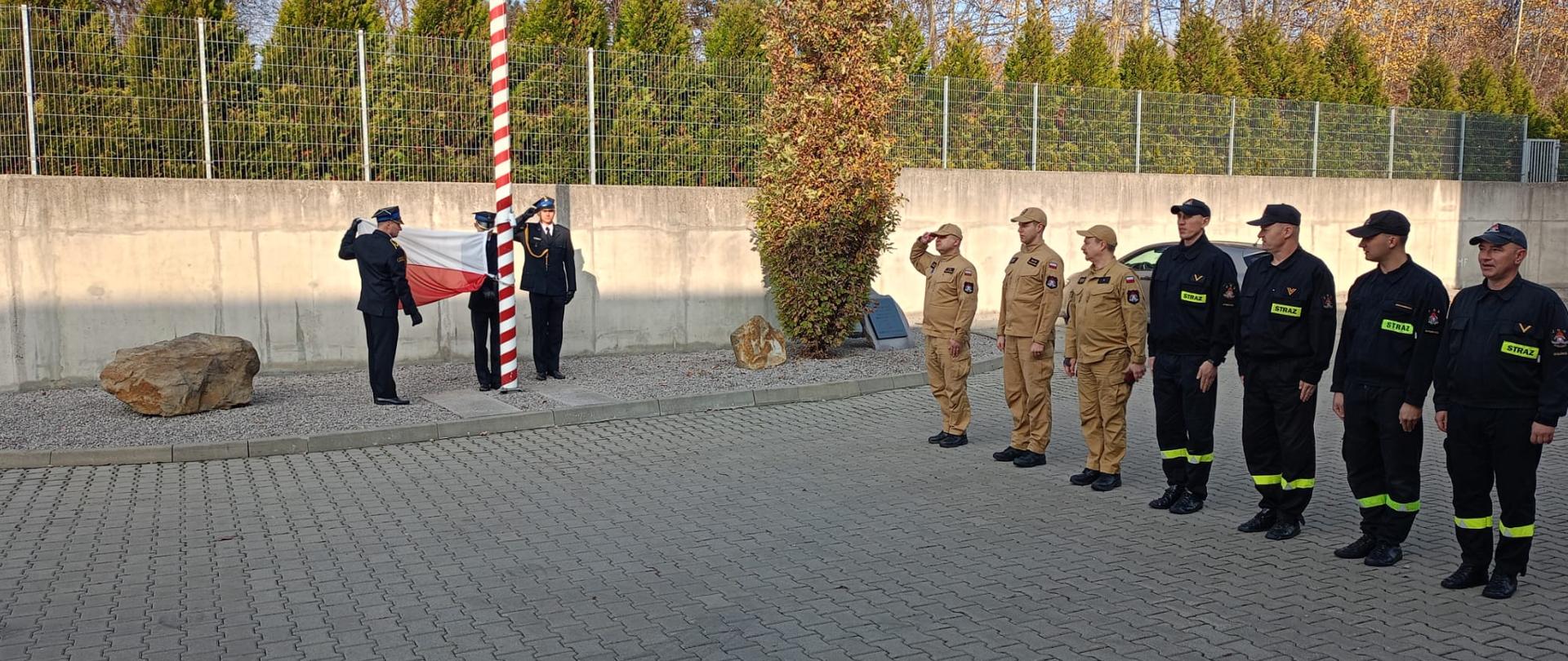 Poczet flagowy zawiesił flagę