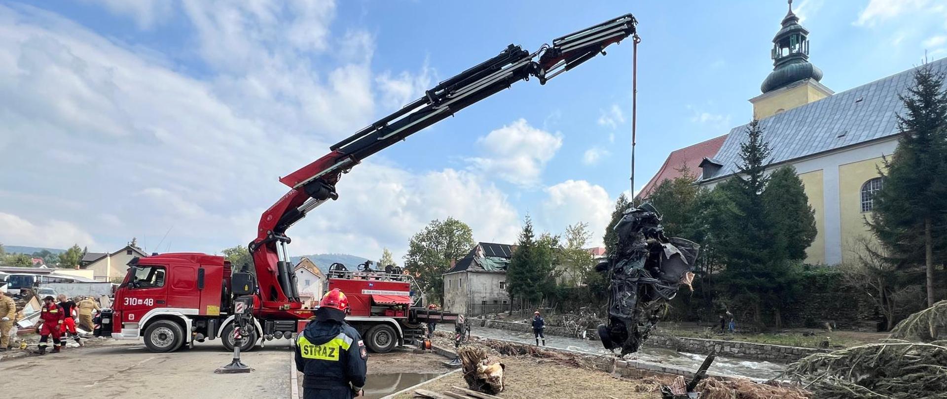 Specjalistyczna Grupa Ratownictwa Technicznego z JRG 10 podczas usuwania skutków powodzi na południu Polski
