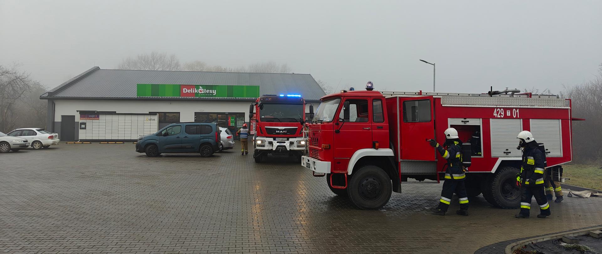 Ćwiczenia taktyczno-bojowe na obiekcie marketu Delikatesy Centrum.