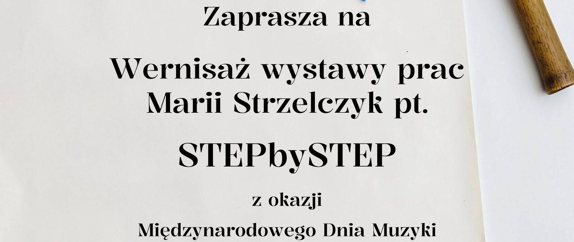 Plakat z zaproszeniem na Wernisaż wystawy prac Marii Strzelczyk pt. "STEPbySTEP" z okazji Międzynarodowego Dnia Muzyki - 26.09.2024r. (czwartek) godz. 17:30