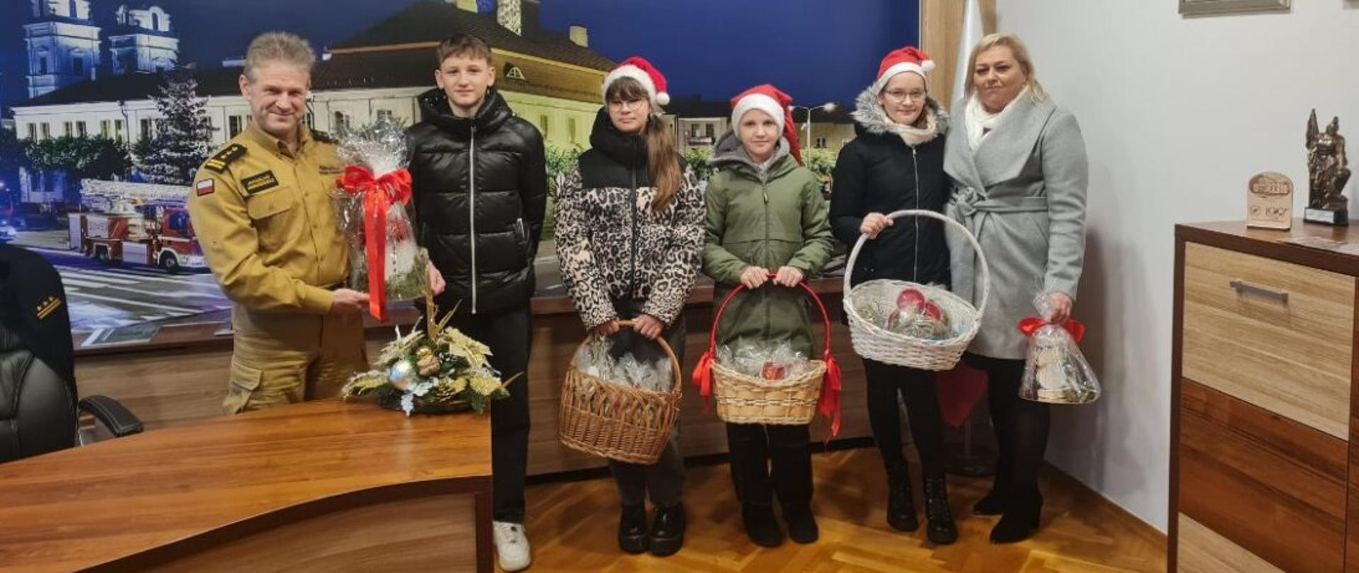 Świąteczne życzenia dla strażaków od uczniów Szkoły Podstawowej nr 2 w Mławie