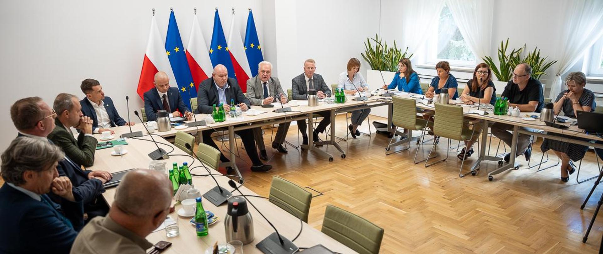 Spotkanie w sprawie ASF z udziałem wiceministrów Jacka Czerniaka i Michała Kołodziejczaka (fot. MRiRW)