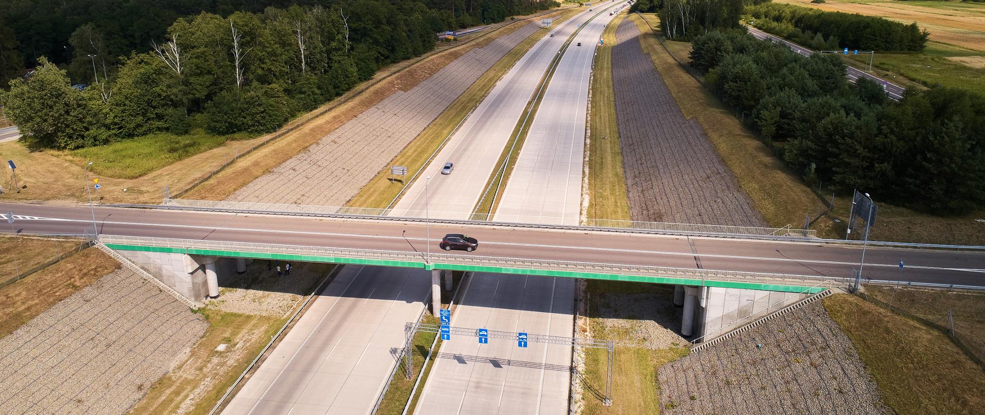 Widok z drona na wiadukt nad autostradą A4. 