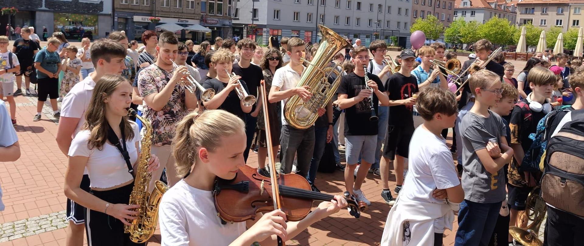 Uczniowie szkoły wzięli udział w akcji "Sto lat dla Miasta bytom". Zebrani na rynku miasta zagrali i zaśpiewali "1000 lat...".