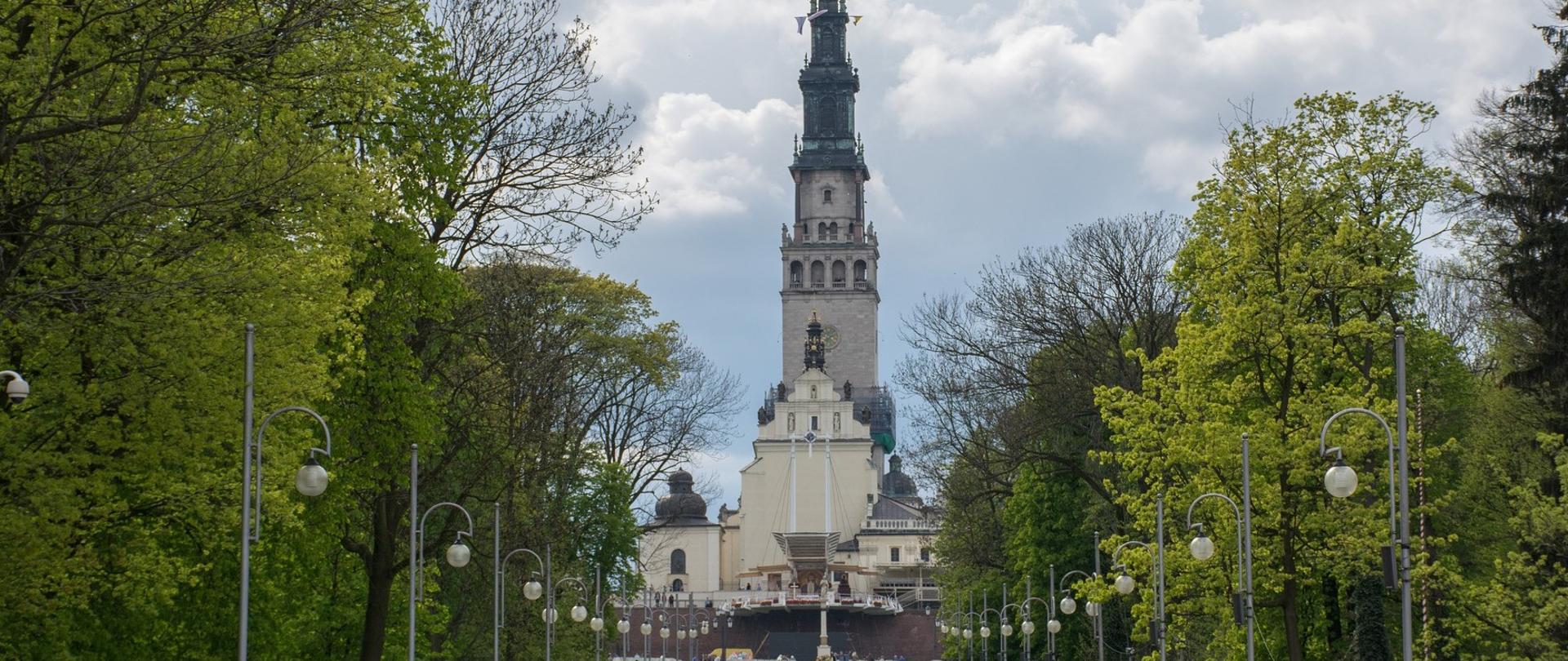 Widok od strony deptaku na Sanktuarium w Częstochowie.