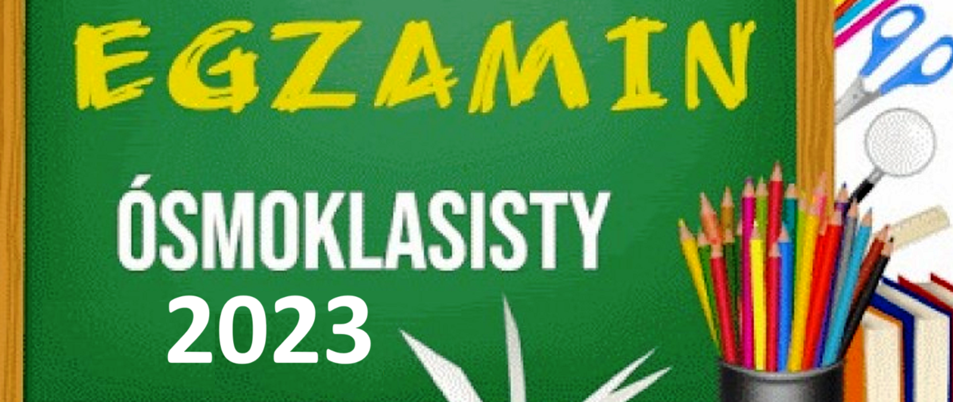 Zielona tablica szkolna z napisem egzamin ósmoklasisty 2023. Po prawej stronie kolorowe kredki w kubku, obok nożyczki, lupa o książki