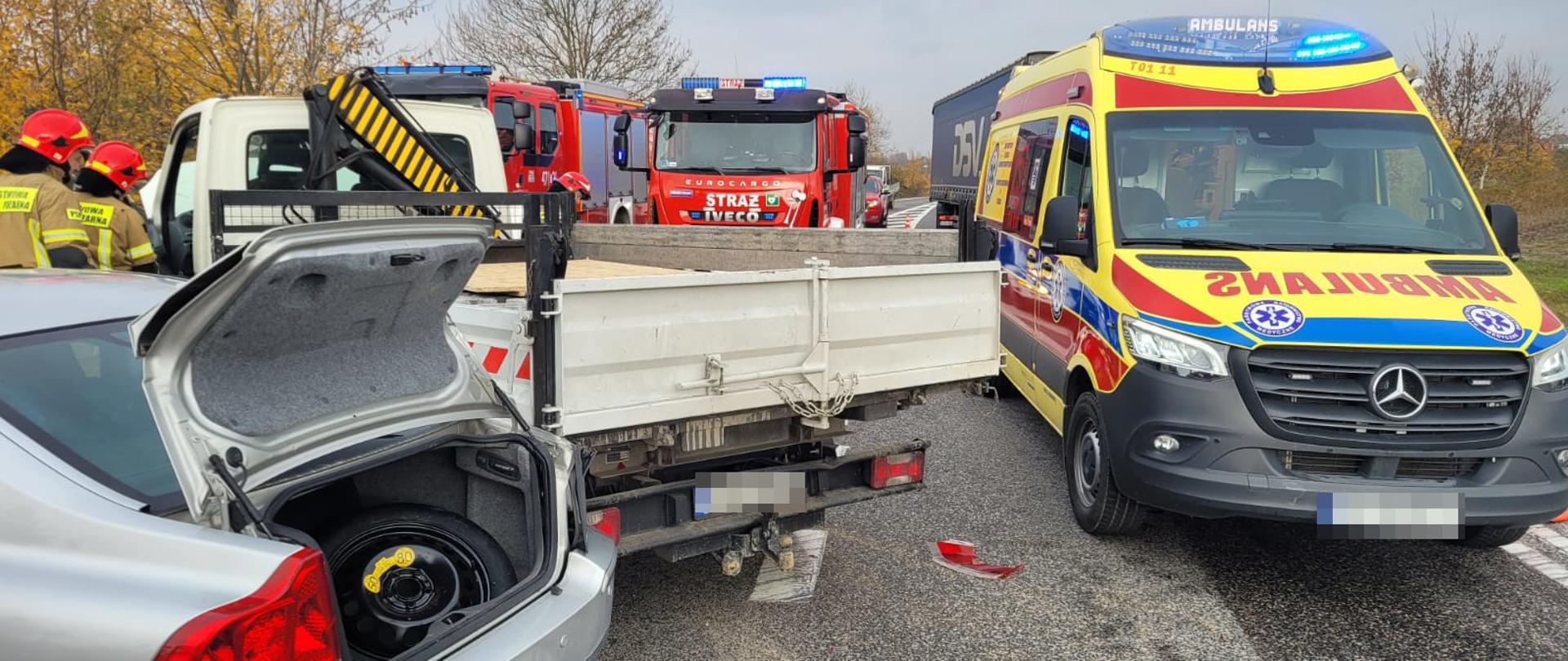 W tle ambulans, samochód biorący udział w zdarzeniu a także strażaków pracujących na miejscu zdarzenia.