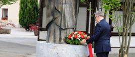 Ambassador_Krzysztof_Olendzki_putting_flowers_at_the_monument_of_JP2_in_Brezje