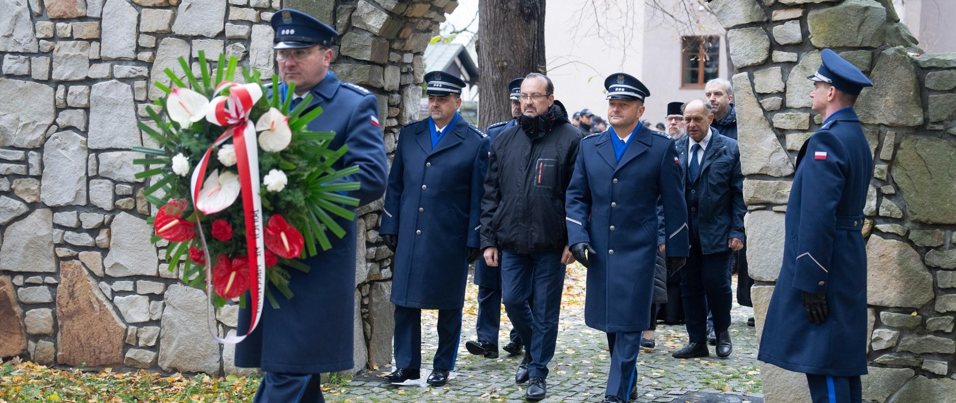 Wojewoda Dolnośląski składa kwiaty w towarzystwie policjantów