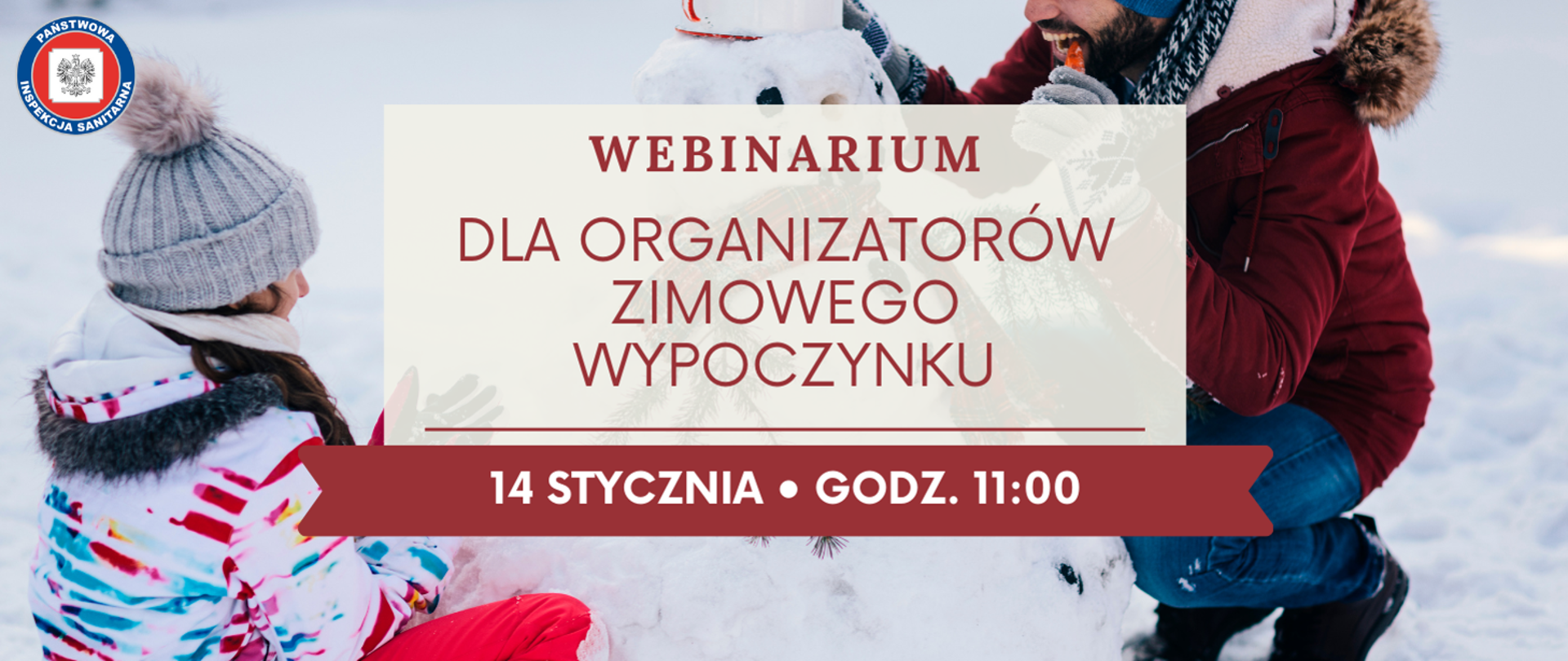 Zdjęcie przedstawia opiekuna, który razem z dzieckiem lepi bałwana.