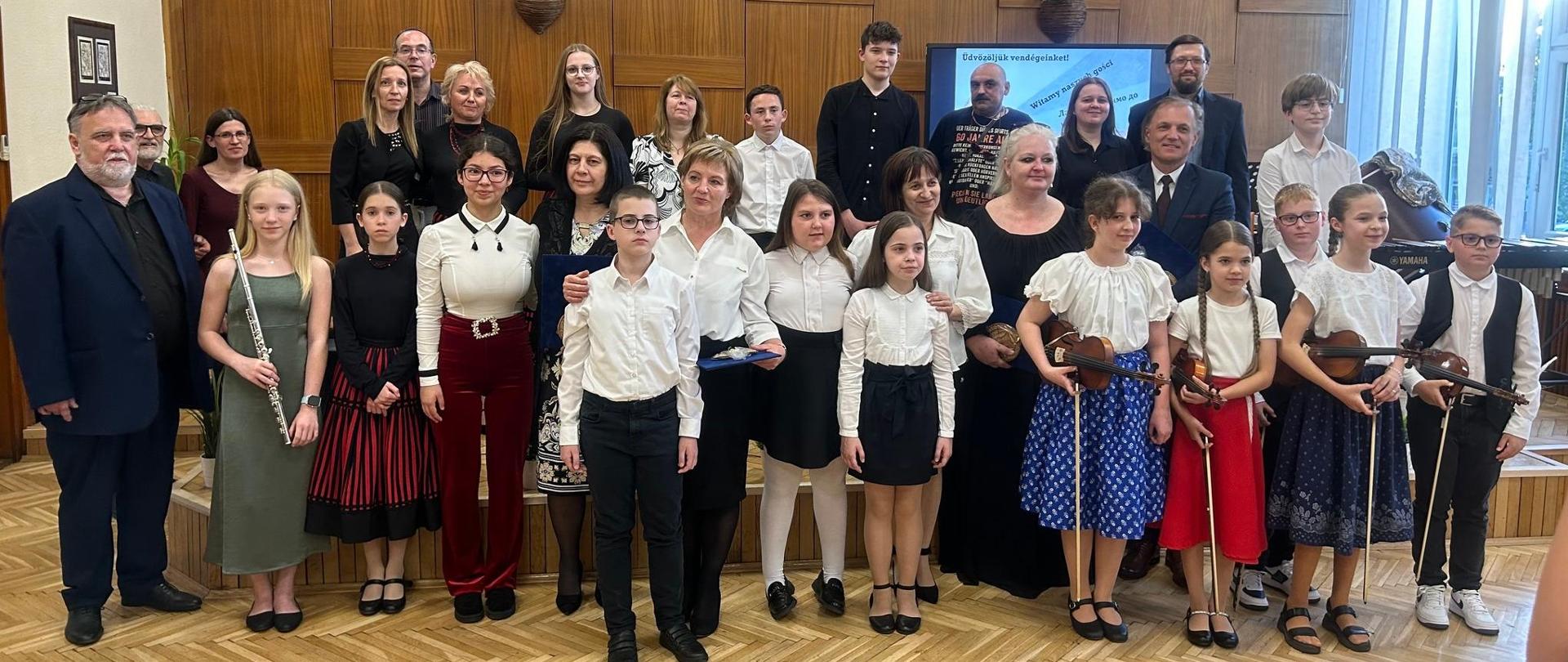 uczestnicy obchodów uroczystości jubileuszowych Szkoły Muzycznej w Törökszentmiklós na Węgrzech zgromadzeni na grupowym zdjęciu 