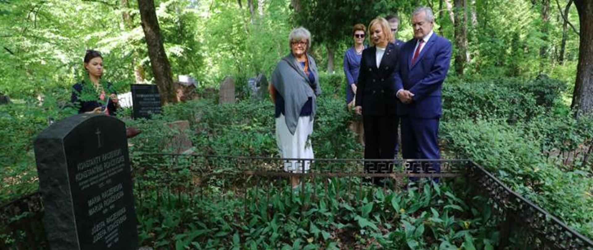 Ministrs Pjotrs Gliņskis apmeklē Rīgas Sv. Miķeļa kapus