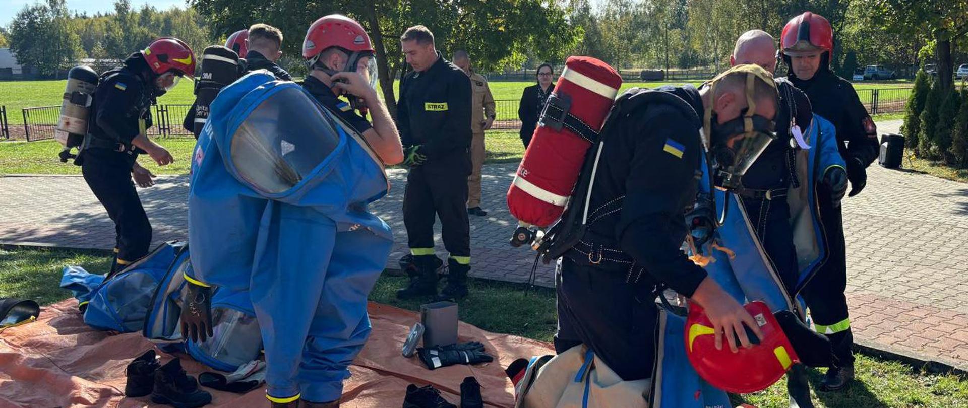 Zdjęcie zrobione podczas szkolenia strażaków. Strażacy uczestniczą w zajęciach praktycznych podczas szkolenia z działań chemiczno-ekologiocznych.