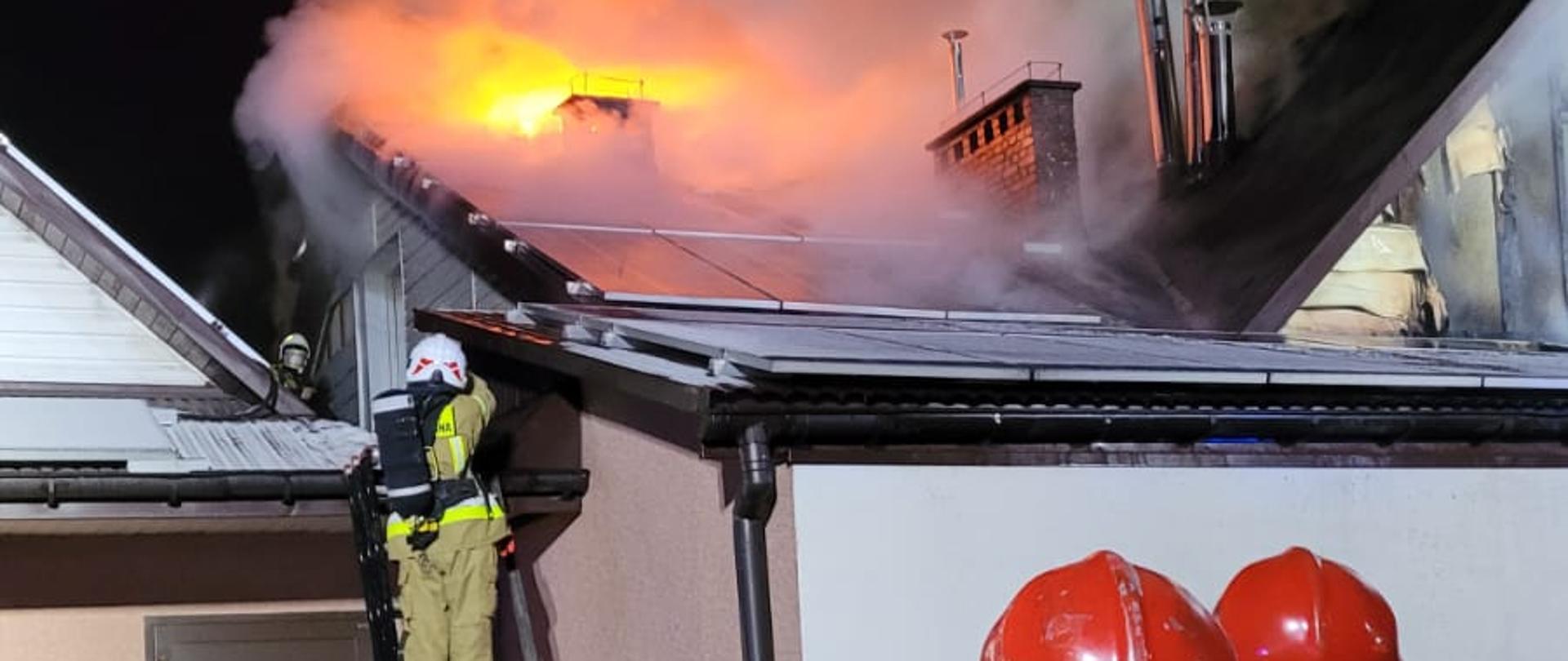 Strażacy w sprzęcie ochrony dróg oddechowych gaszą pożar piekarni