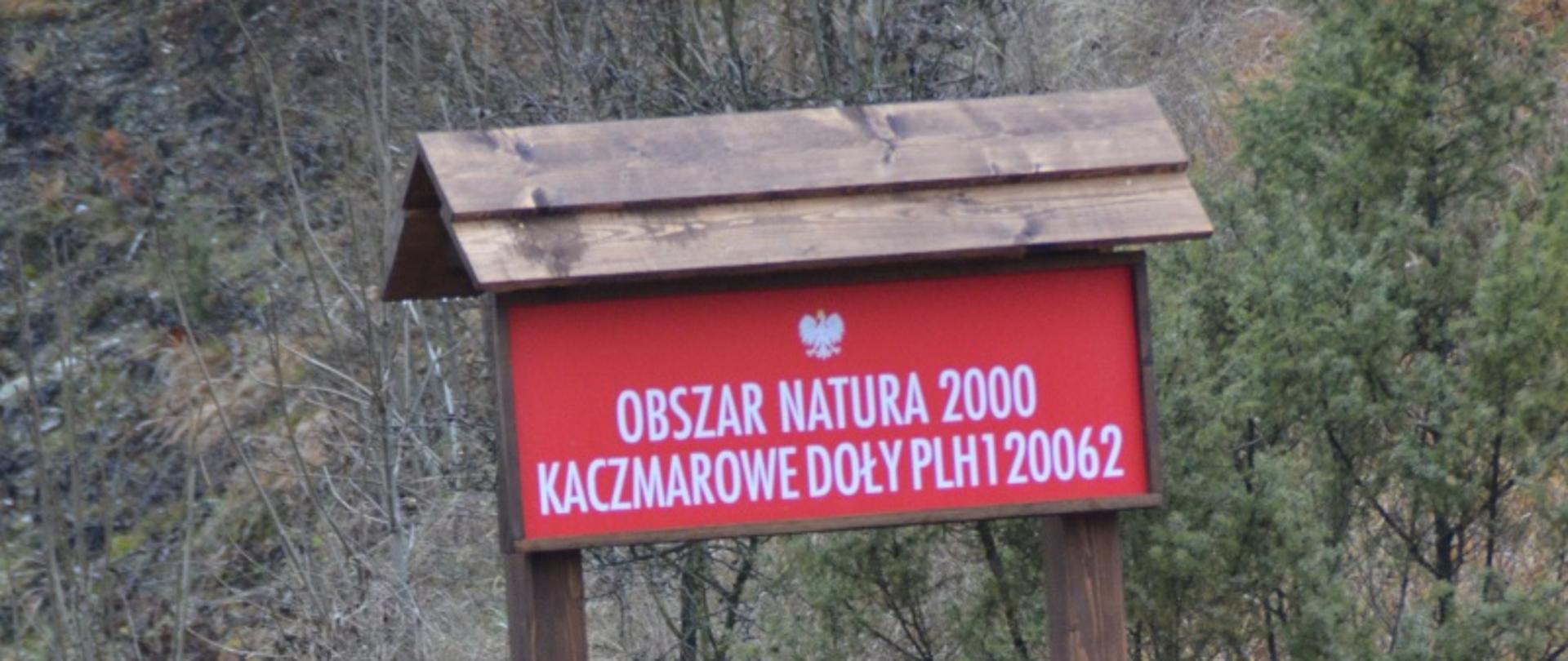 Zdjęcie przedstawia urzędową tablicę z napisem Obszar Natura 2000 Kaczmarowe Doły PLH120062