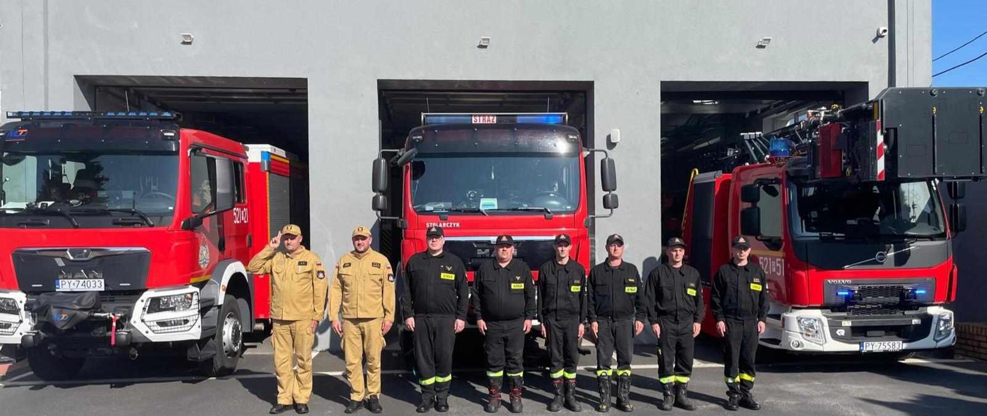 Strażacy z Jednostki Ratowniczo – Gaśniczej w Obornikach upamiętnili poprzez oddanie honorów przy włączonych sygnałach świetlno – dźwiękowych rocznicę wybuchu Powstania Warszawskiego.