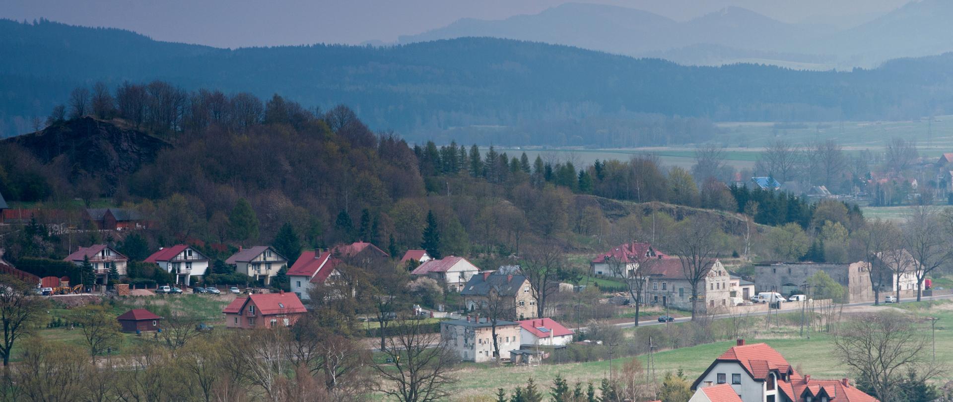 Domy jednorodzinne w górach.