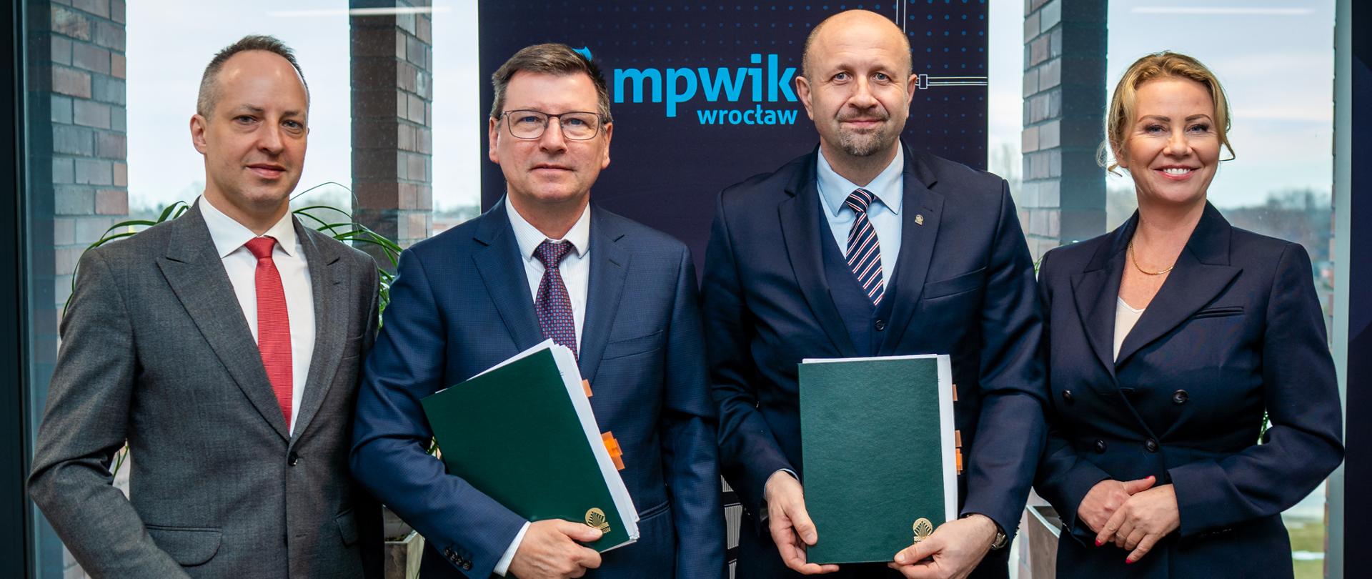 Na zdjęciu od lewej: wiceprezes MPWiK Przemysław Gałecki, prezes MPWiK Witold Ziomek, zastępca prezesa NFOŚiGW Robert Gajda. W wydarzeniu, z ramienia Ministerstwa Klimatu i Środowiska, wzięła udział także posłanka Izabela Bodnar. fot.: Rafał Ogrodowczyk