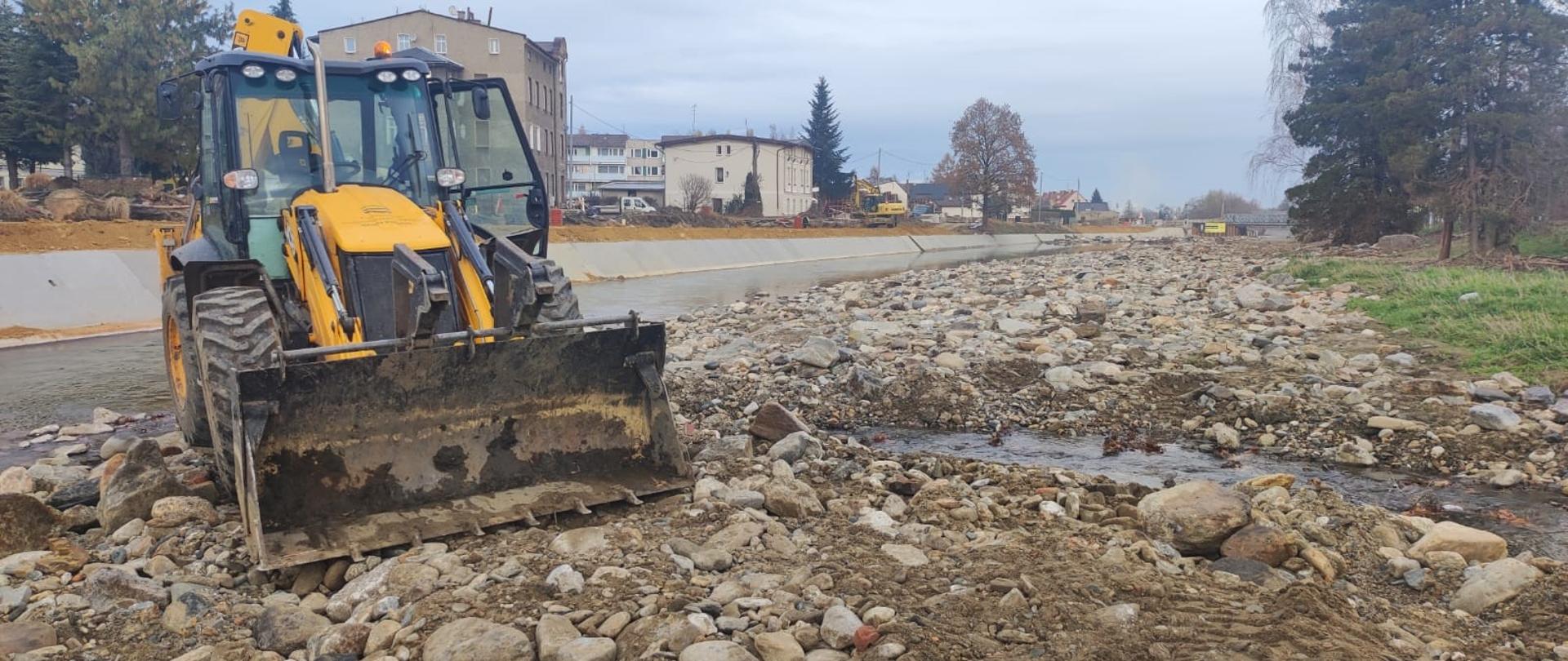 Udrażnianie koryta rzeki Biała Głuchołaska w miejscowości Głuchołazy.