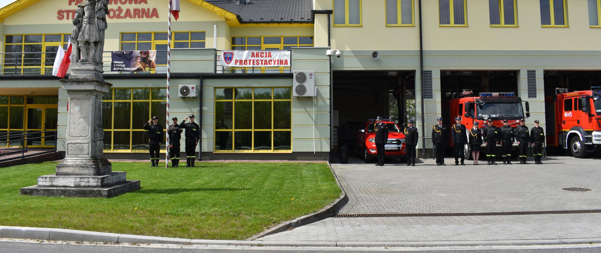 Strażacy z KP PSP w Pińczowie podczas uroczystego apelu z okazji dnia Flagi Rzeczypospolitej Polskiej.