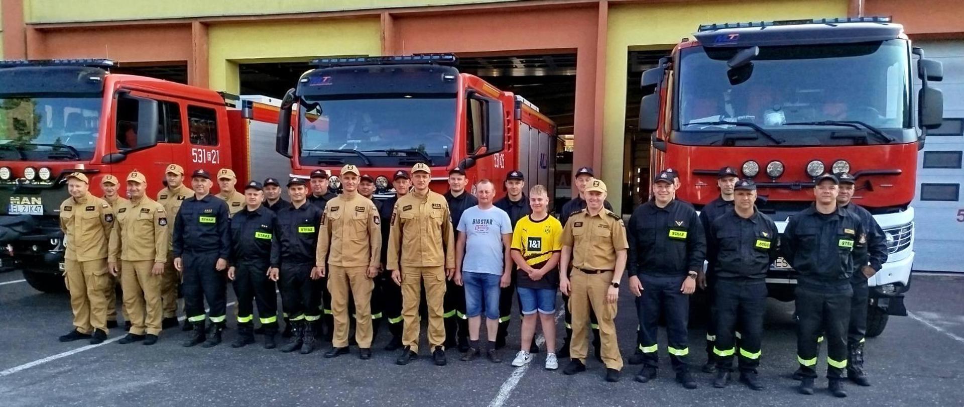 Na zdjęciu widzimy zwycięzcę licytacji aukcji pod nazwa Jednodniowy Strażak Zawodowy oraz strażaków podczas zmiany służby. 